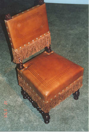 Link zur Seite Präge-Lederstuhl nach Original von 1881